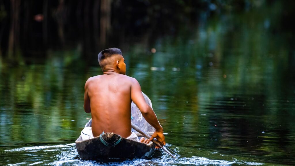 Tribu Aislada del Amazonas Uso de Internet y Móviles para Preservar su Cultura y Seguridad