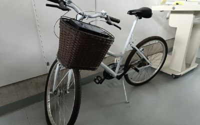 Estudiantes Universitarios Crean Bicicleta que Genera Electricidad con la Rotación de las Llantas: Innovación Sostenible para un Futuro Más Verde