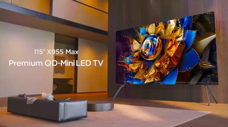 Una sala amplia decorada con muebles como un sillon plomo, y en medio de la pared mas grande de la habitación se encuentra un gran televisor.