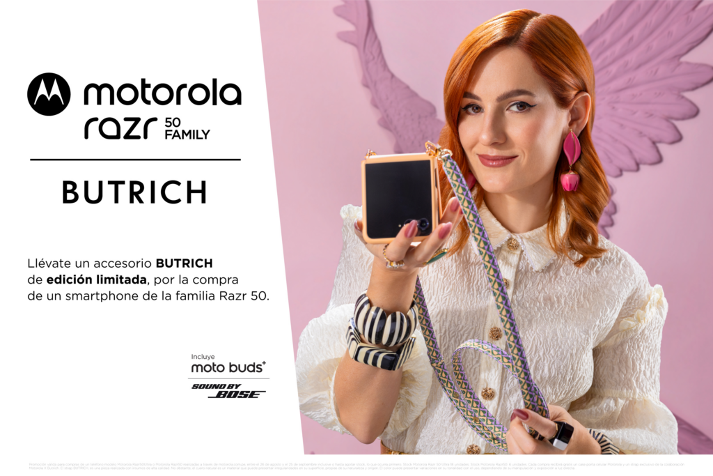 Una chica pelirroja con una camisa blanca, sujeta un strap de edición limitada