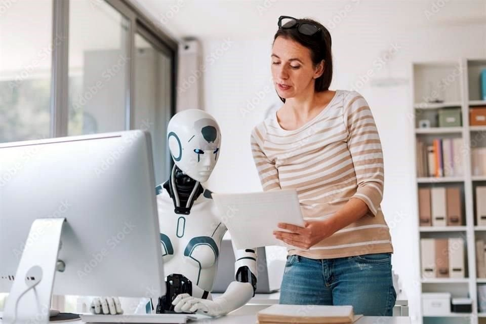 Una inteligencia artificial recibe indicaciones de una mujer con lentes y un papel en la mano, la señora esta señalando algo que la inteligencia artificial mira atentamente.