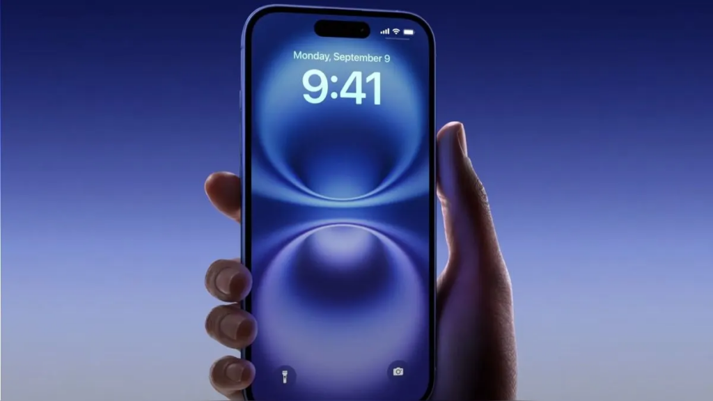 Un teléfono con un fondo morado es sostenido por una mano.