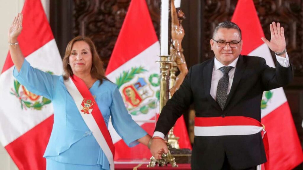 Dina Boluarte Defiende la Permanencia de Juan José Santiváñez en el Ministerio del Interior