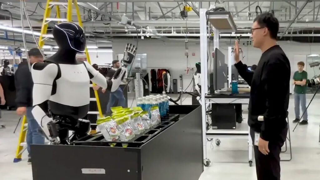 ¿Es Optimus de Tesla autónomo? Críticas por control remoto en su presentación