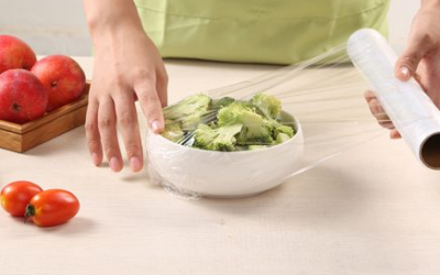 Papel film hecho con carozo de palta: La nueva tecnología que detecta el deterioro de alimentos