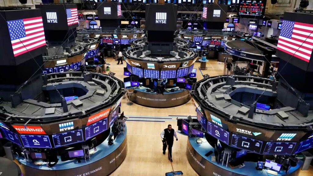 Wall Street Abre a la Baja: Impacto del Aumento de Rendimiento de Bonos y Precios del Petróleo