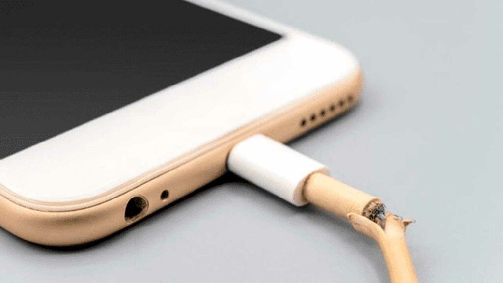 Cables falsos y dañados: Peligros de cargar tu celular y cómo protegerte