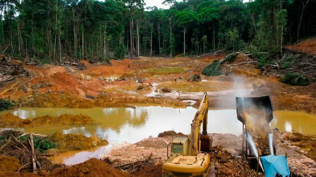 Minería ilegal en Perú: Más de 300,000 mineros operan en regiones clave según Fiscalía