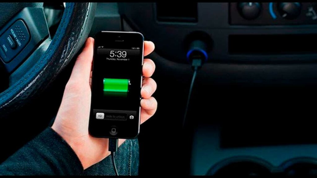 ¿Por qué cargar tu celular en el auto puede dañar su batería? Alternativas seguras