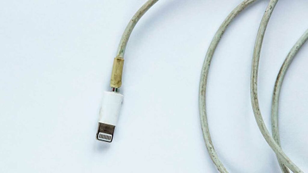 Por Qué Tu Cable de Teléfono Se Vuelve Amarillo y Cómo Limpiarlo Efectivamente