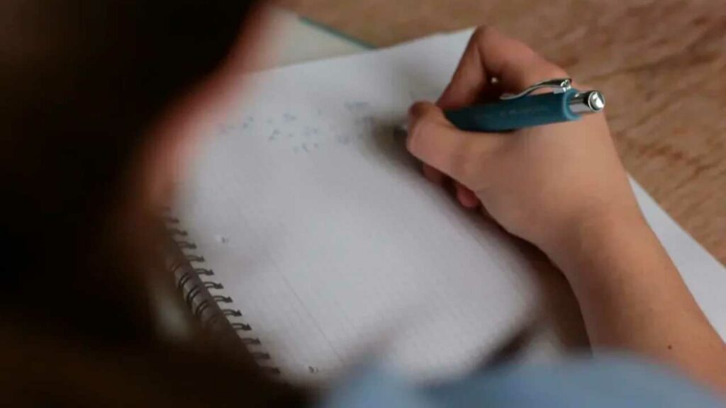 Escritura a mano en peligro: ¿Por qué las generaciones digitales están abandonando esta habilidad ancestral?