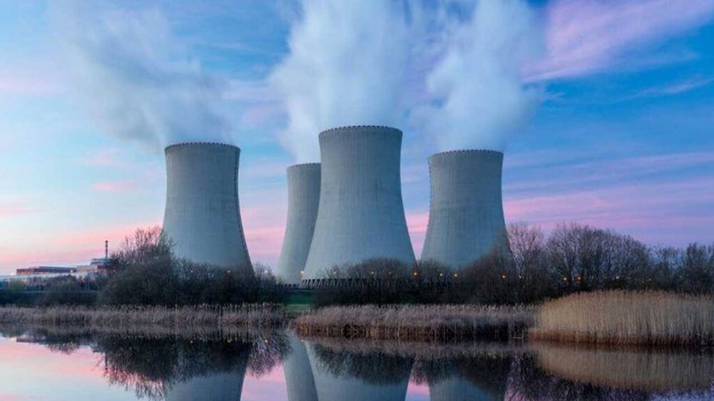 Gigantes tecnológicos invierten miles de millones en energía nuclear para sostener su infraestructura de IA y centros de datos