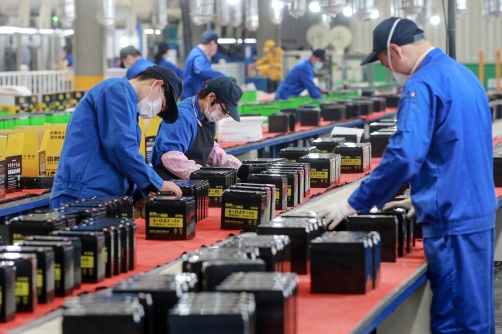 Declive Económico en China: La Industria Manufacturera Registra su Cuarto Mes de Contracción
