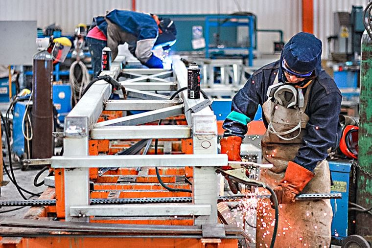 Crecimiento del PBI del sector manufactura en Perú: 2.2% en agosto 2024 impulsado por la industria