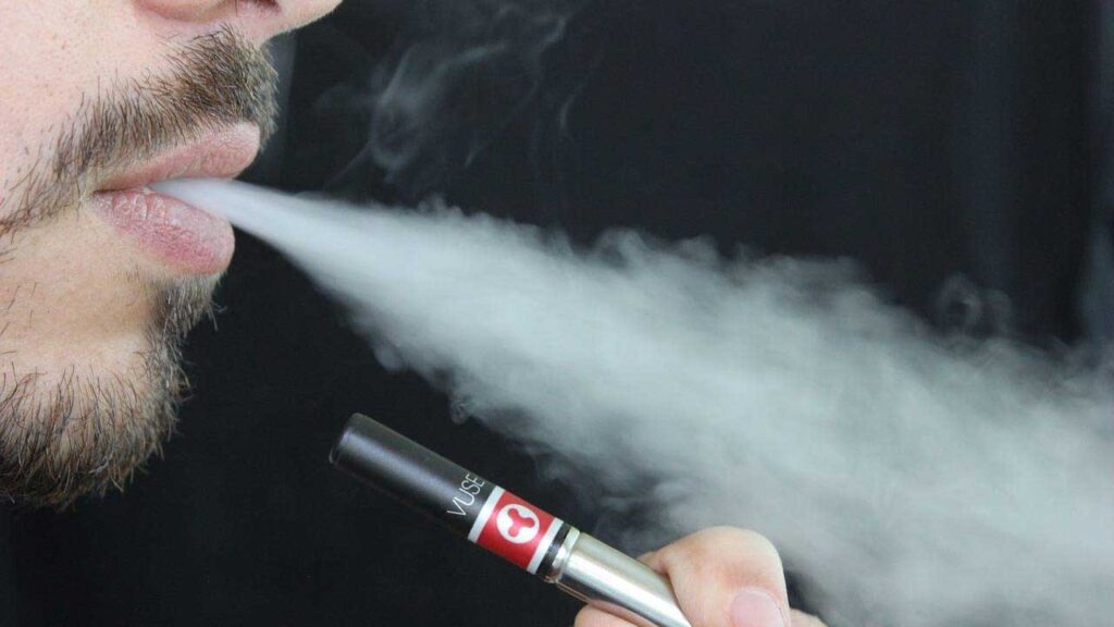 Perú Promulga Ley 32159: Nueva Regulación para el Consumo de Tabaco y Vapeo